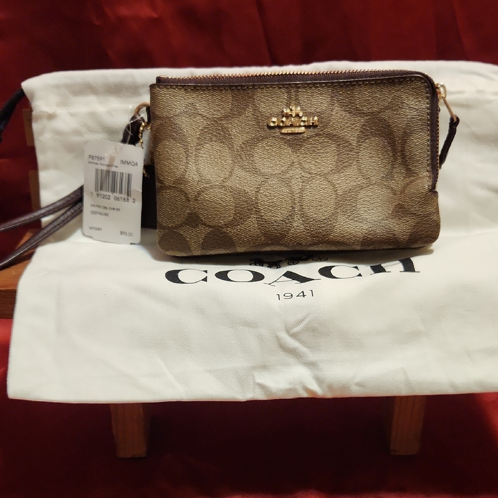 Coach Brown Wristlet Bag * New without Tags *